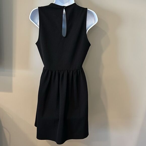 Soprano Women's Black Crew Neck Sleeveless Back Button Mini Dress Size Medium - Picture 4 of 9